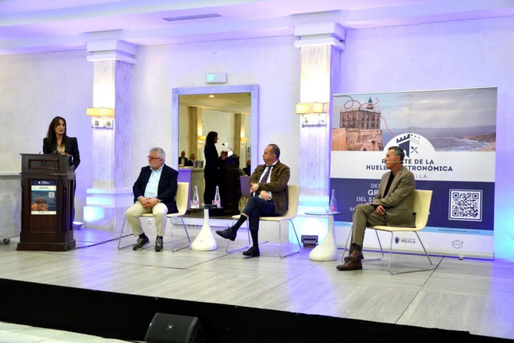 Presentación de la guía gastronómica en Melilla con varios ponentes.