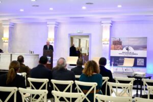 Presentación de la guía gastronómica de Melilla en un evento