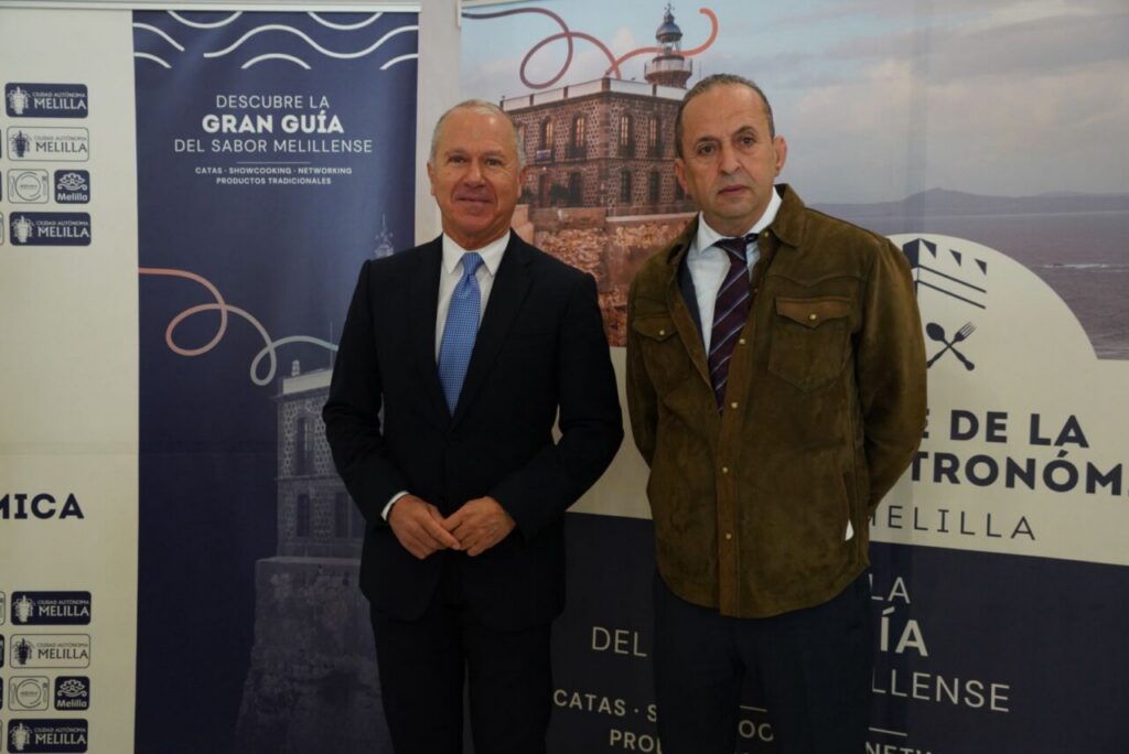 Presentación de la guía gastronómica de Melilla con dos hombres en un evento