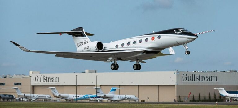 Gulfstream G800 despegando en un aeropuerto con fondo de hangares