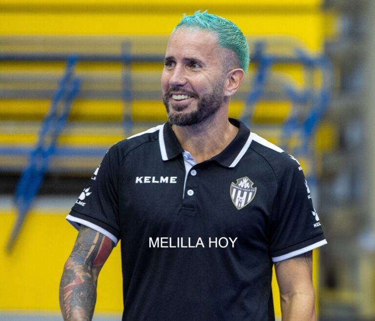 Gustavo Bravo, entrenador del Melilla Torreblanca C.F., sonriente en el pabellón.