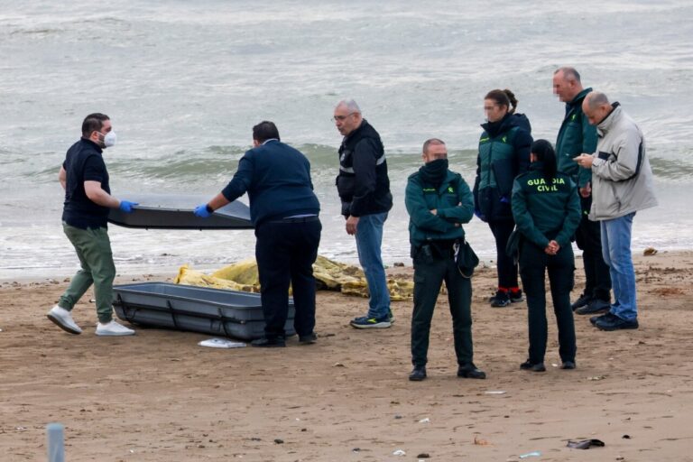 Cadáver siendo retirado de la playa de San Lorenzo en Melilla.