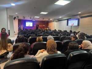 Vista del auditorio durante una charla sobre historias de vida