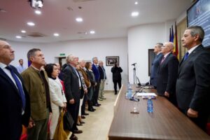 Asistentes de pie durante un homenaje a víctimas del terrorismo de ETA