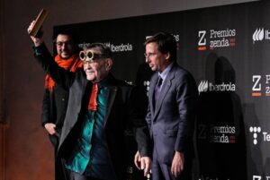 Fernando Arrabal recibiendo un premio en un evento cultural