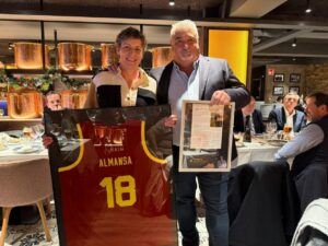 Javier Almansa Diago recibiendo homenaje con camiseta y documento