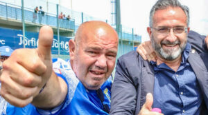 Aficionados de la U.D. Melilla celebrando un homenaje a Sebas.