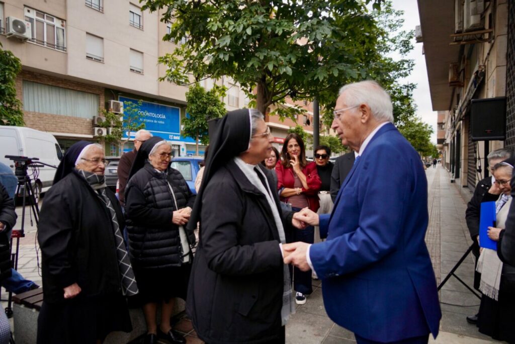 Homenaje a Sor Adelina en Melilla con asistentes y autoridades presentes.