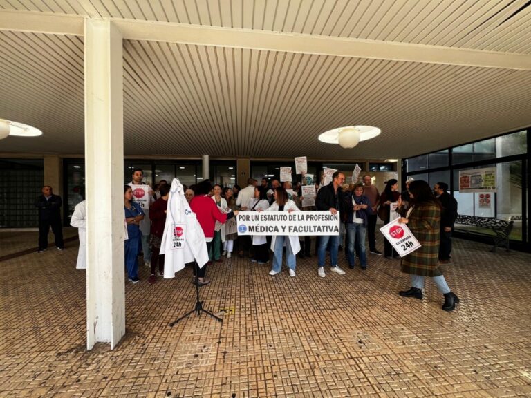 Protesta de médicos con pancartas en un hospital durante huelga