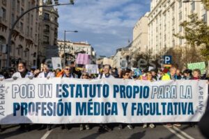 Protesta de médicos en Melilla con pancarta sobre estatuto propio