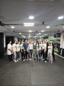 Grupo de participantes en taller de autodefensa del 25N