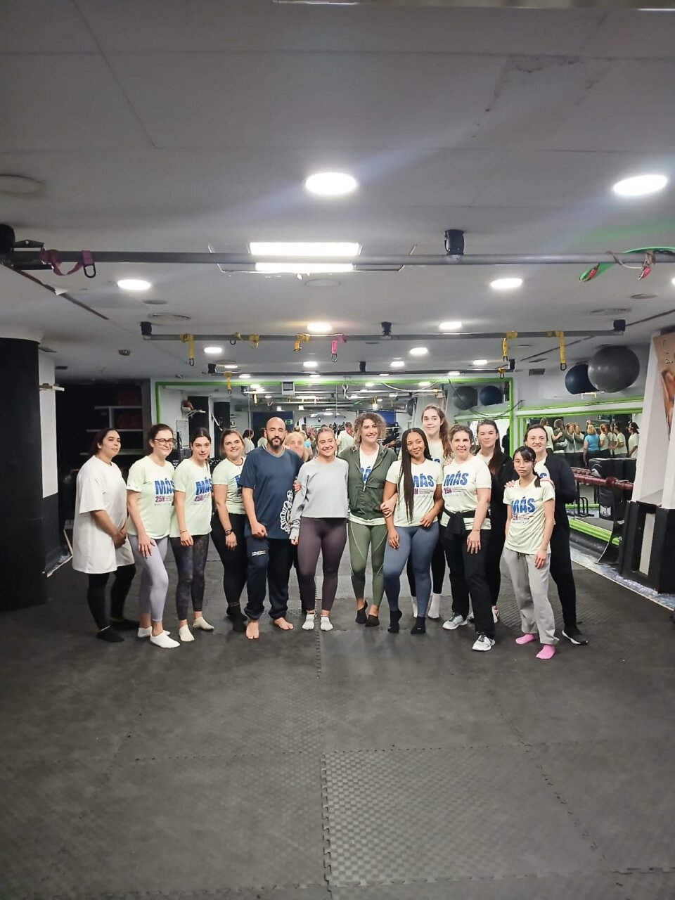 Grupo de participantes en taller de autodefensa del 25N