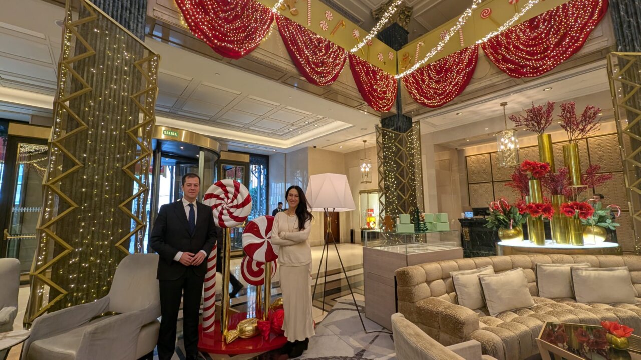 Decoración navideña en un hotel de Madrid con luces y dulces