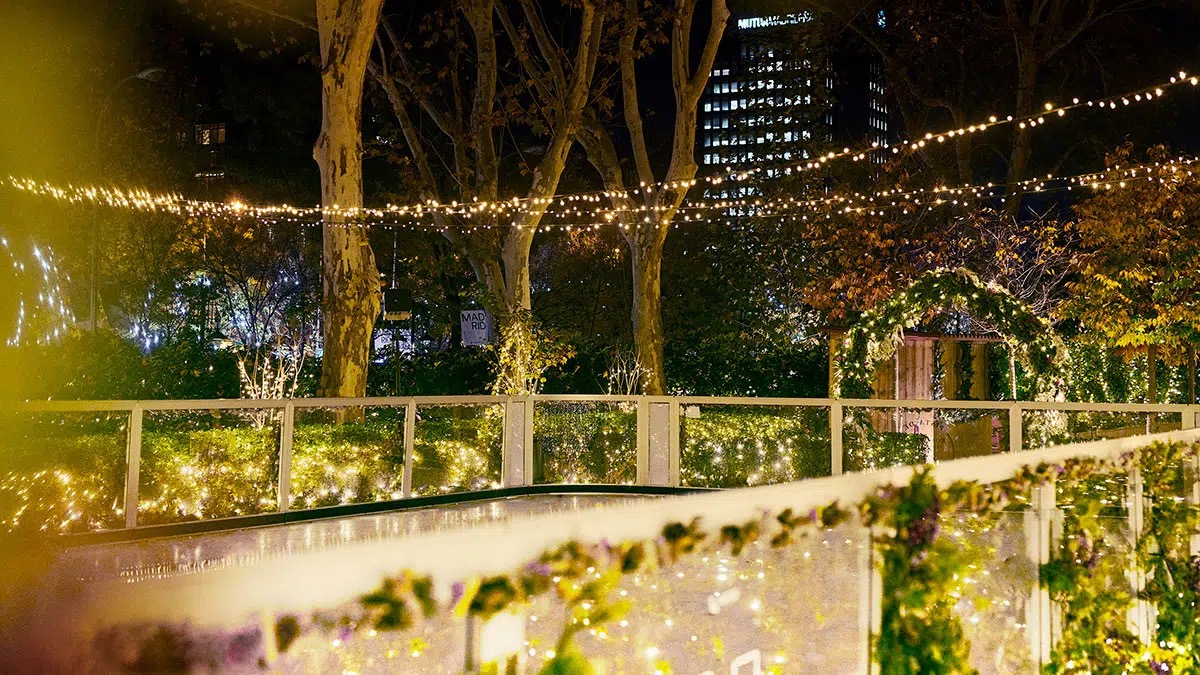 Decoración navideña iluminada en un hotel de Madrid