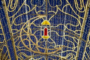 Decoración luminosa para el Ramadán en Melilla con luces brillantes.