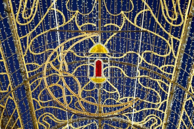 Decoración luminosa para el Ramadán en Melilla con luces brillantes.