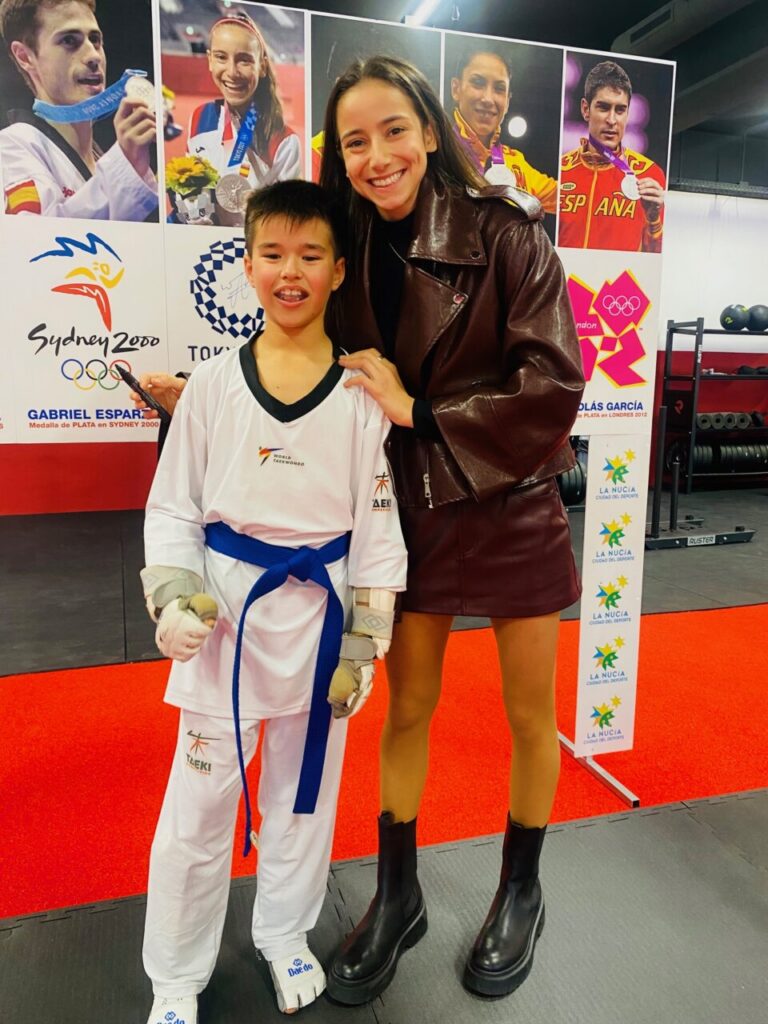 Umaima Assba y un niño en evento de taekwondo en La Nucía