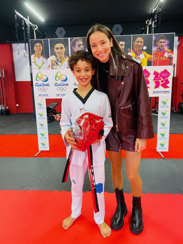 Umaima Assbaa y un joven deportista en el tatami de taekwondo