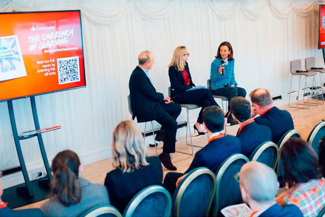 Panel de discusión sobre educación financiera en un evento de Santander.