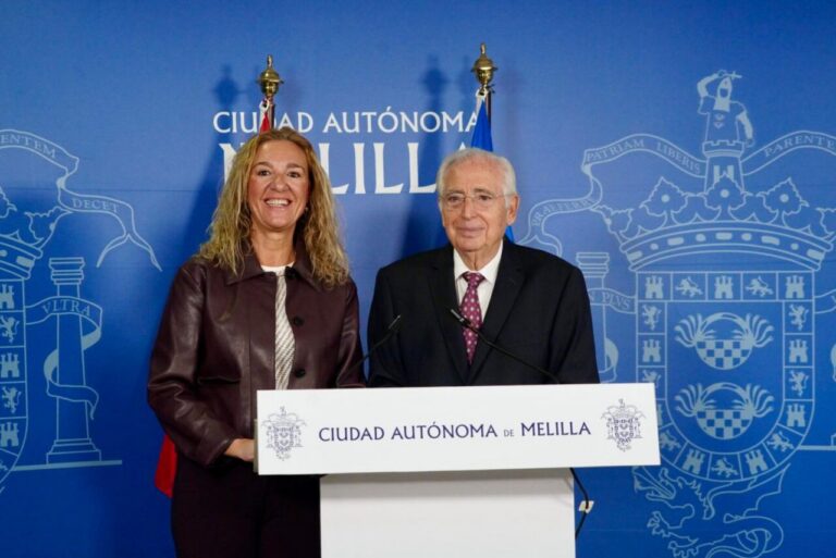 Juan José Imbroda y Esther en un evento de promoción del emprendimiento juvenil