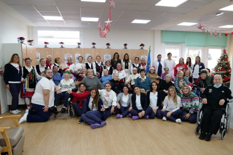 Grupo de personas en la inauguración del Centro de Estancias Diurnas en Melilla