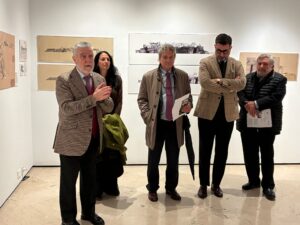 Grupo de personas en una inauguración de exposición de arte en Melilla