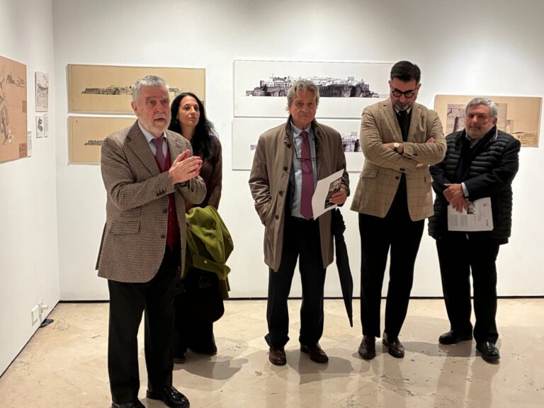 Grupo de personas en una inauguración de exposición de arte en Melilla