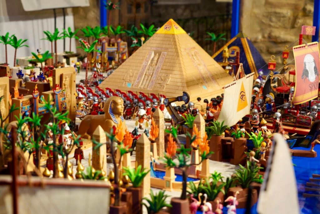 Belén de Playmobil con figuras de personajes de dibujos animados y escenas históricas.