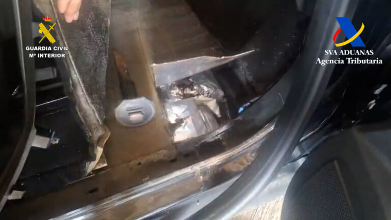 Inspección de un vehículo con hachís oculto en su interior