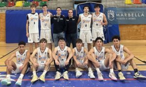 Equipo junior masculino del Melilla Ciudad del Deporte-FMB posando en el gimnasio