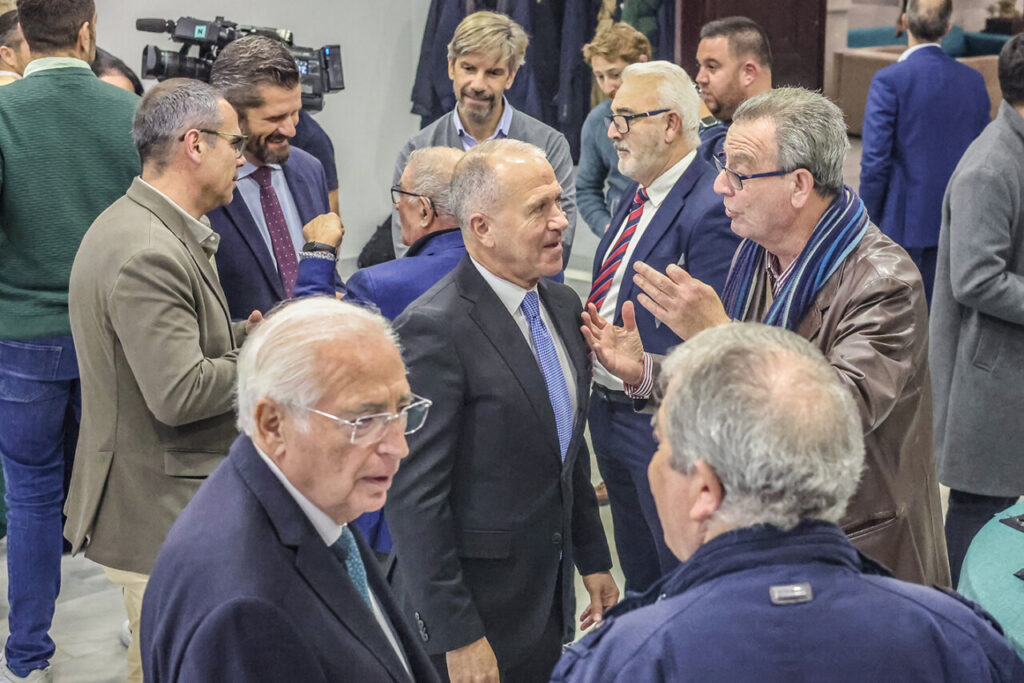 Asistentes conversando en el encuentro de la APDM en Melilla