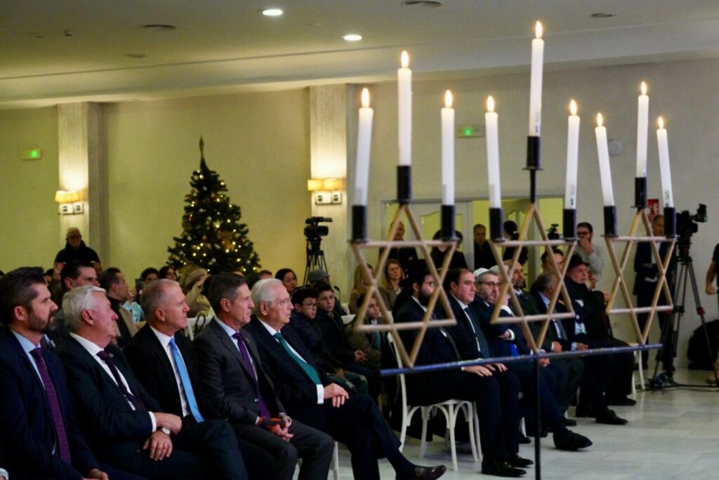 Ceremonia de Janucá con autoridades y candelabro en Melilla
