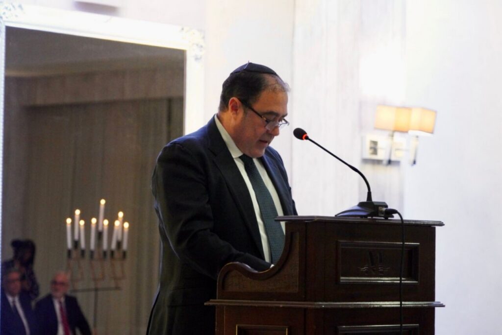 El presidente de Melilla habla durante la celebración de Janucá