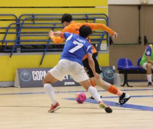 Jugadores de fútbol sala en acción durante un partido