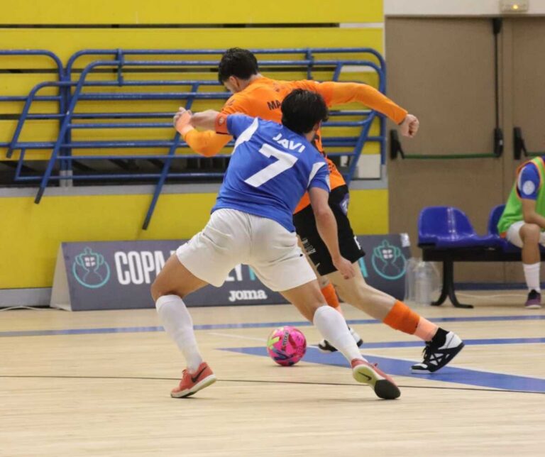 Jugadores de fútbol sala en acción durante un partido