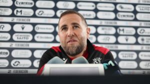 Javi Motos, entrenador de la U.D. Melilla, en conferencia de prensa.