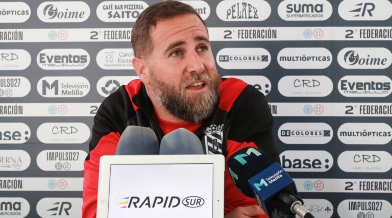Entrenador Javi Motos durante una rueda de prensa en Melilla