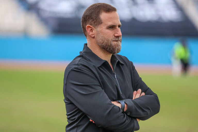 Entrenador Javi Motos de la U.D. Melilla en el campo