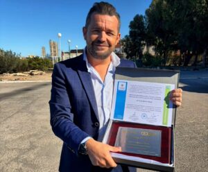 Javier Iglesias sosteniendo un premio en un evento de ciclismo