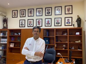 Jerónimo Pérez Hernández en su oficina con retratos de presidentes anteriores.