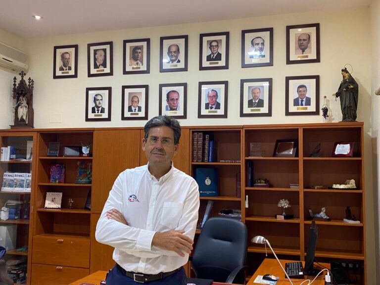 Jerónimo Pérez Hernández en su oficina con retratos de presidentes anteriores.