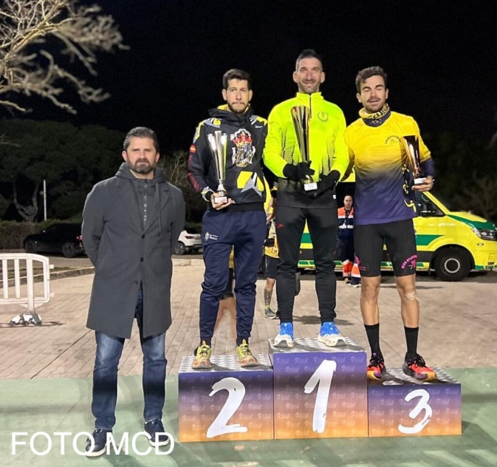 Jesús Mosquera y Hany Hadi en el podio de la carrera nocturna.