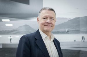 Jordi Sevilla posando en un entorno moderno con fondo de paisaje.