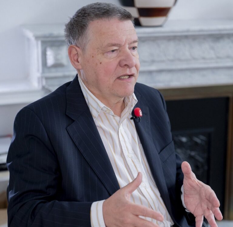 Jordi Sevilla hablando sobre política y elecciones en una entrevista