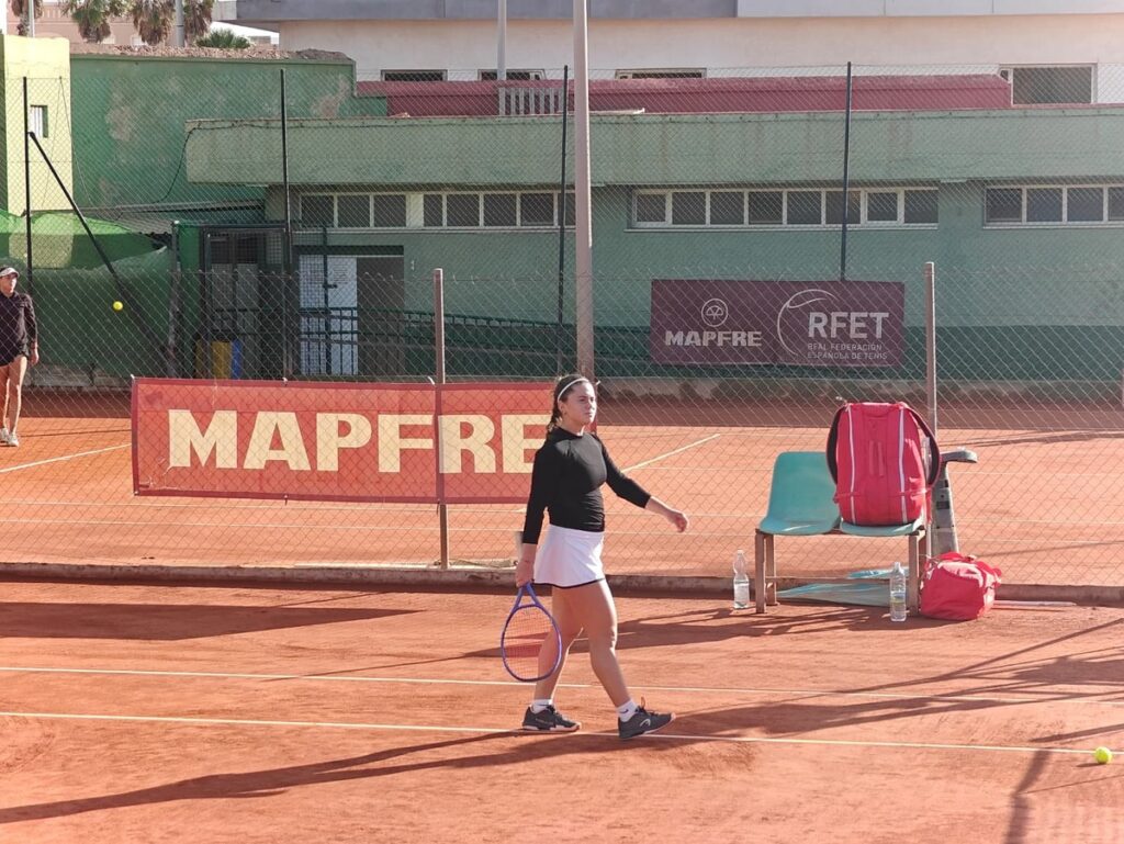 Jugadora de tenis en la cancha durante el torneo internacional femenino.
