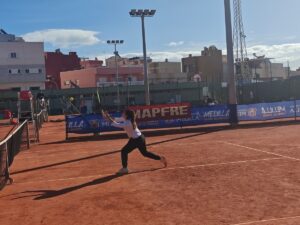 Jugadora de tenis en acción durante un partido en Melilla.