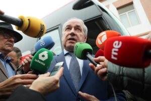 José Tomé hablando con periodistas en Monforte de Lemos