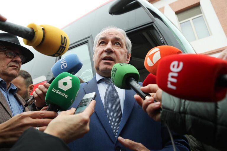 José Tomé hablando con periodistas en Monforte de Lemos