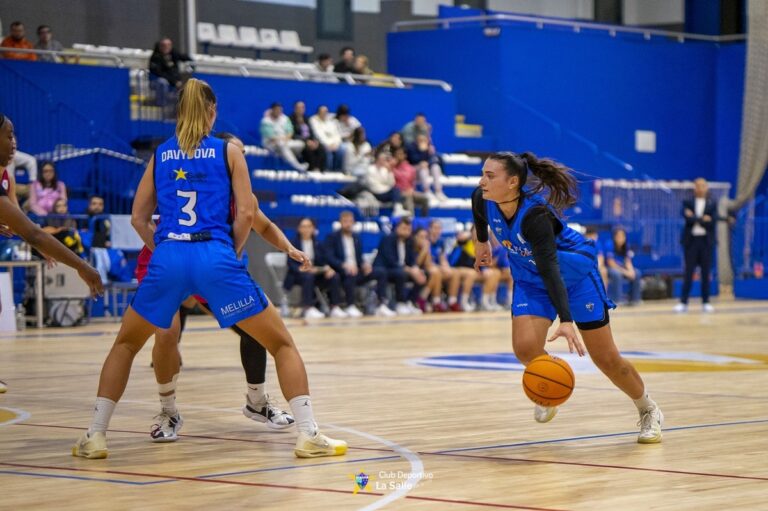 Jugadora de baloncesto en acción durante un partido en Melilla.