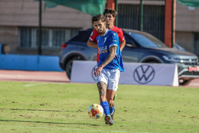 Julio Iglesias jugando un partido de fútbol con la U.D. Melilla